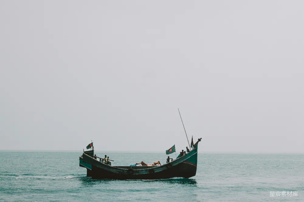 高清摄影 中湖上一艘小船