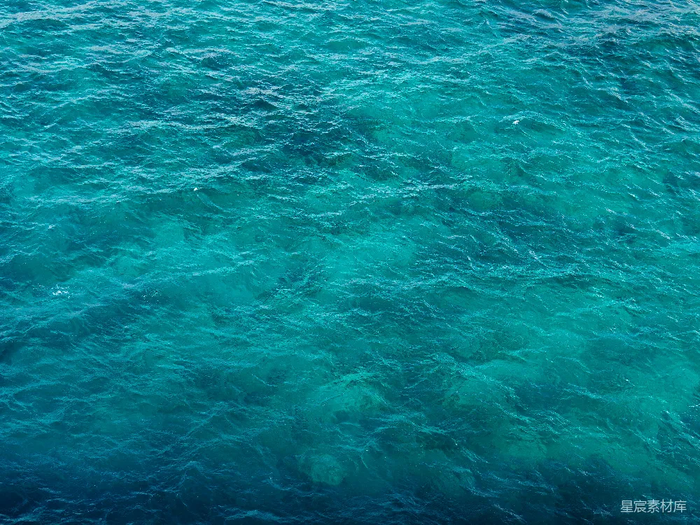 高清摄影  漂浮在大体水上的小船