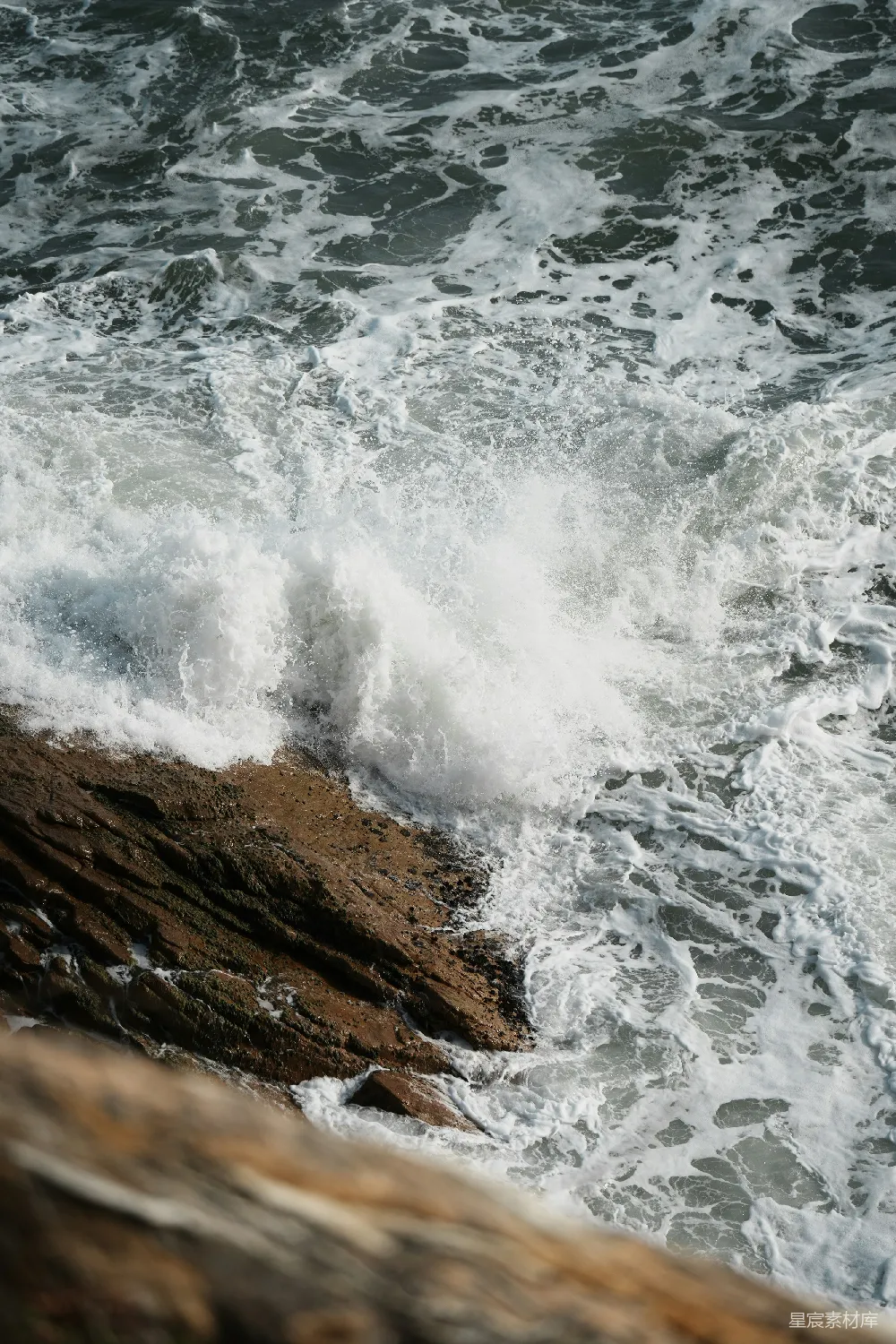 高清摄影  岩石海岸上波浪拍打着海浪