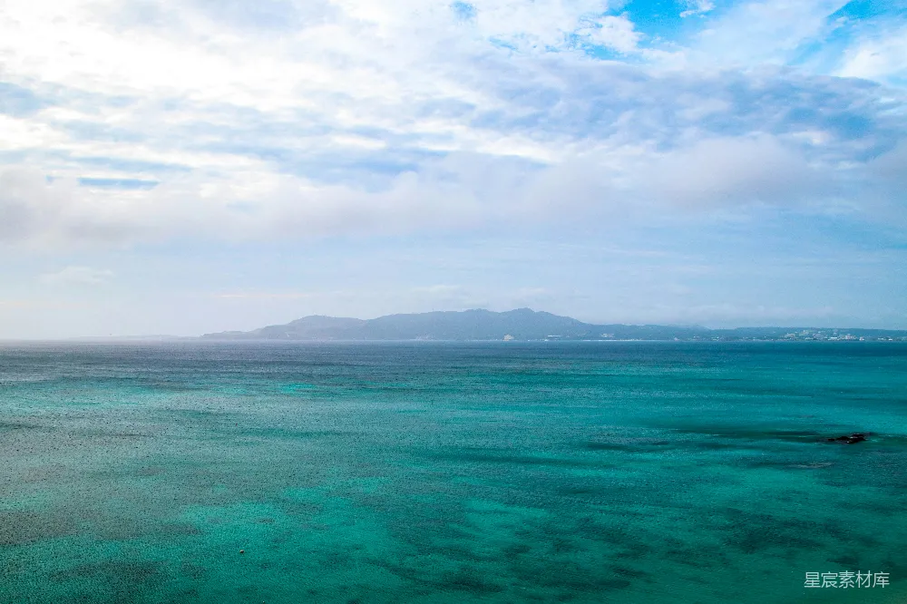 高清摄影 远处山峦下的水景