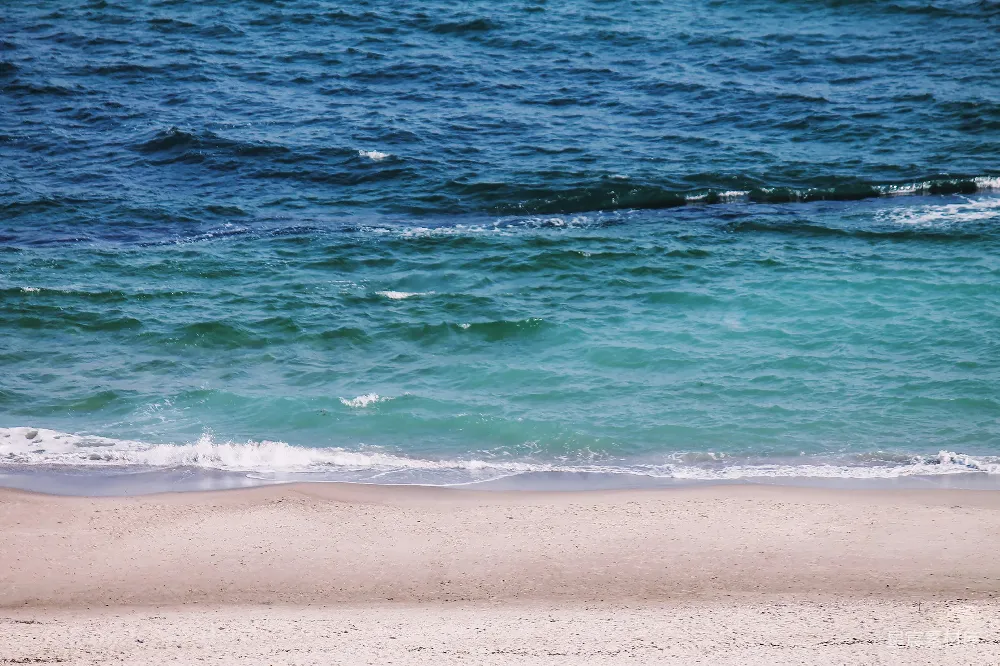 高清摄影 海浪在白天撞击着海岸