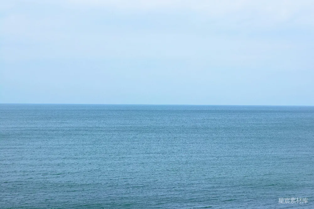 高清摄影 白天蓝海映白天空