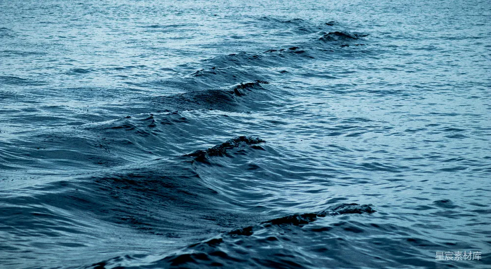 高清摄影 水面有一大片波浪的庞大水域