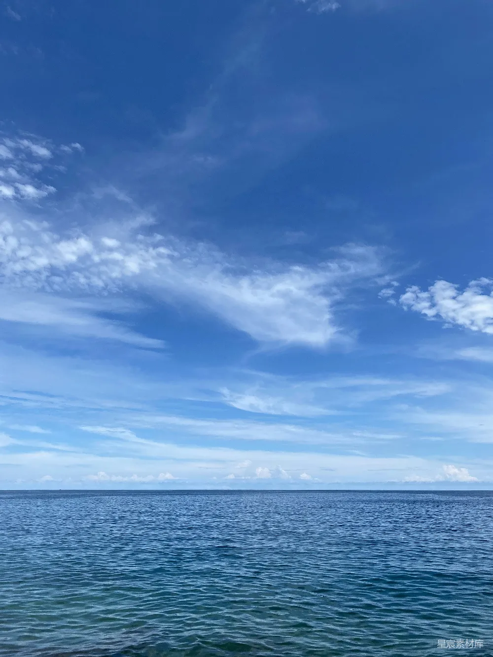 高清摄影 漂浮在一大片水体上的小船