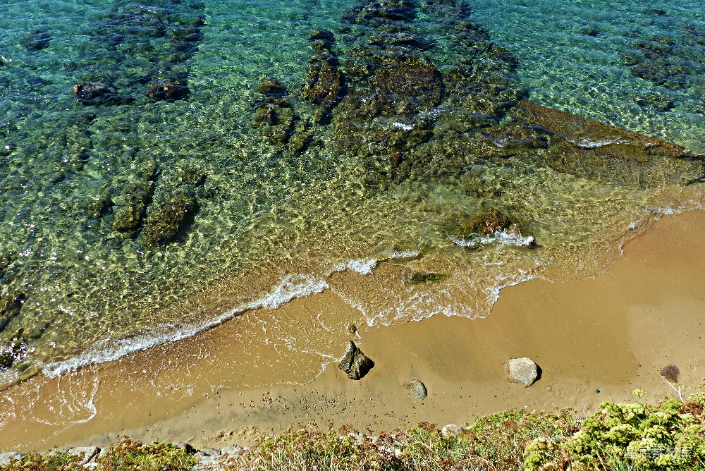 高清摄影 白天海浪在岸边拍打的空中俯视景象