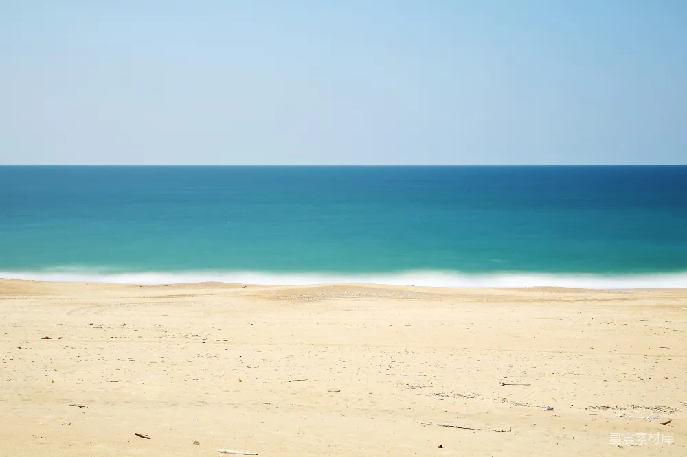 高清摄影  湛蓝海洋旁边的浅滩沙地