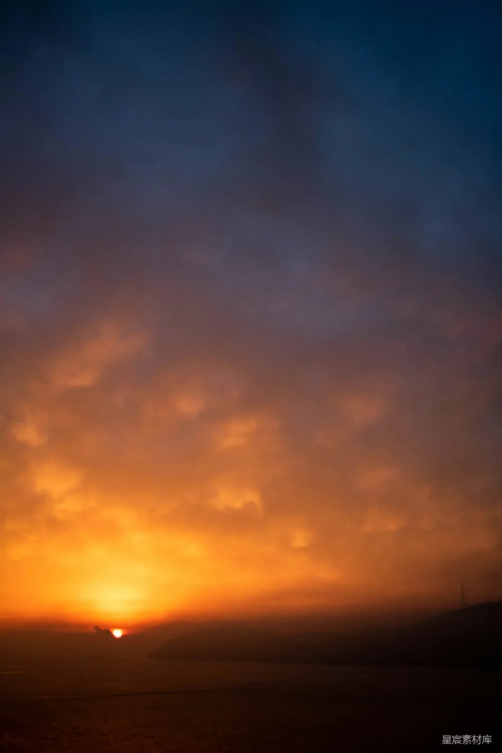 高清摄影 夕阳落下在一片水域之上