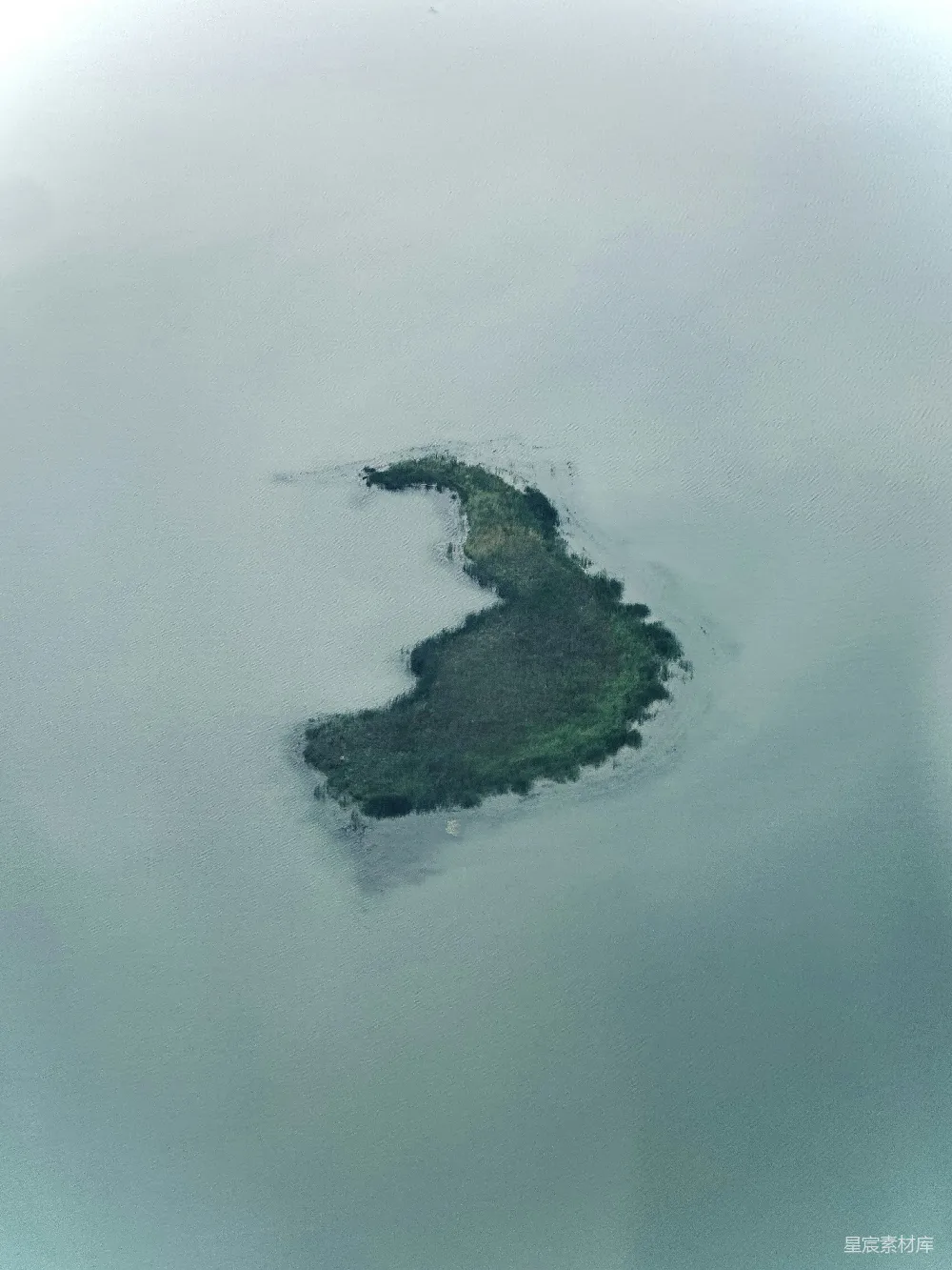 高清摄影 电影 旅行 自然 壁纸 水体中间的一个小岛