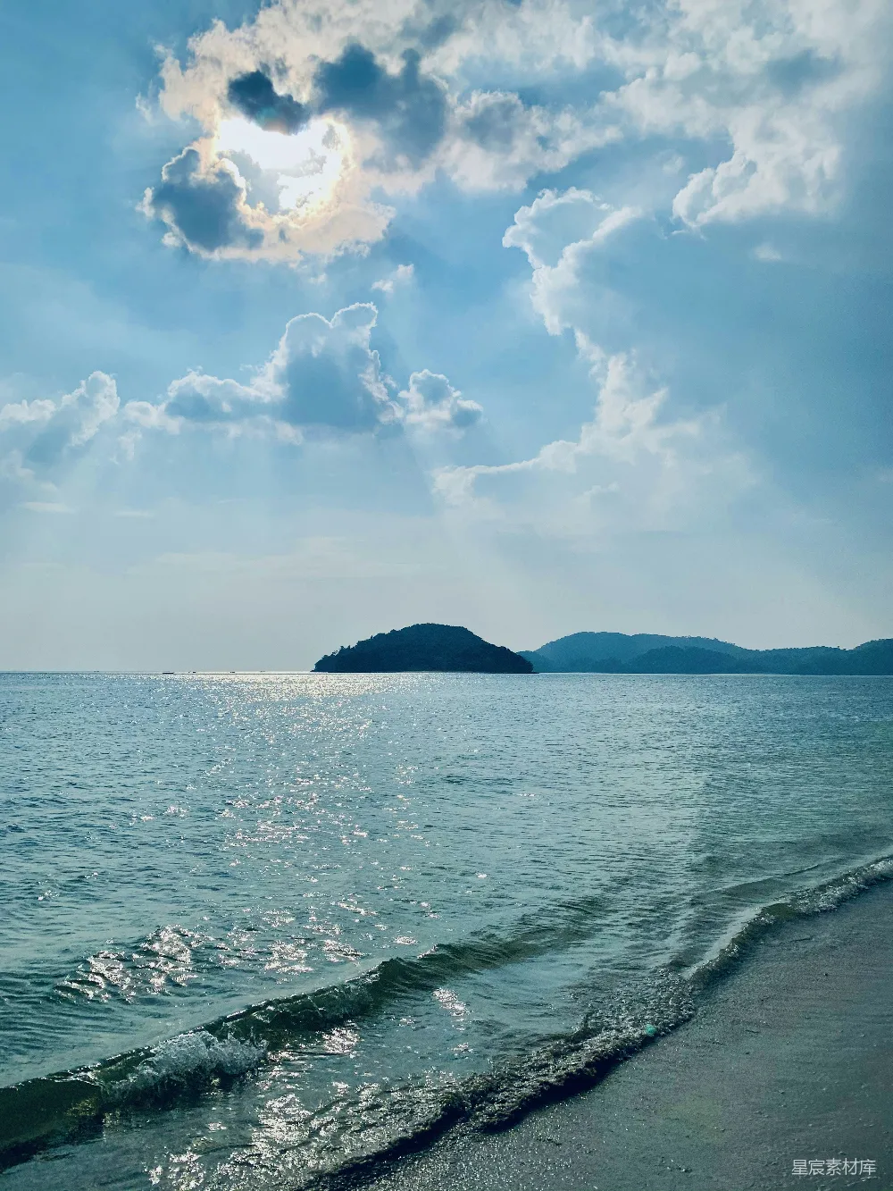 高清摄影 蓝天白云下的碧海在白天