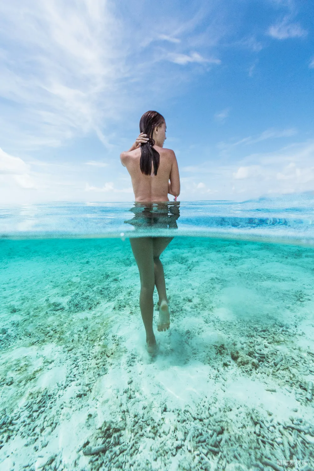 高清摄影 白天裸体女子在水中