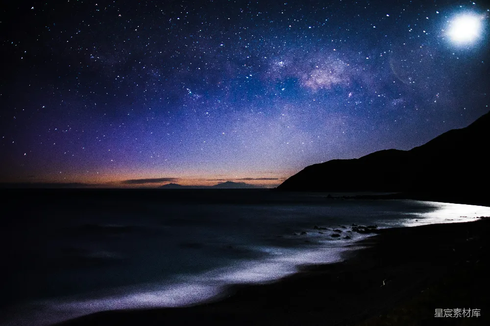 高清摄影  夜幕低垂，山间近水，蓝天白云之下