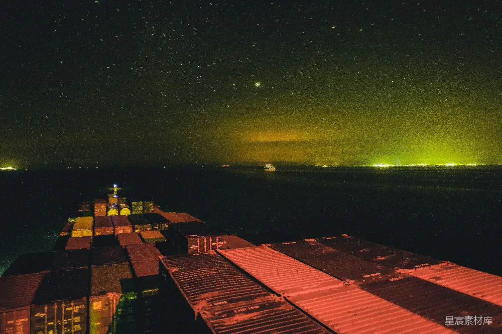 高清摄影 夜晚棕色和白色混凝土建筑下的蓝天