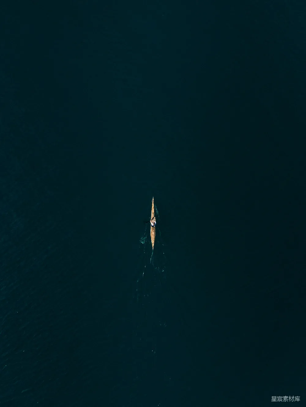 高清摄影 水面一艘船的空中视角
