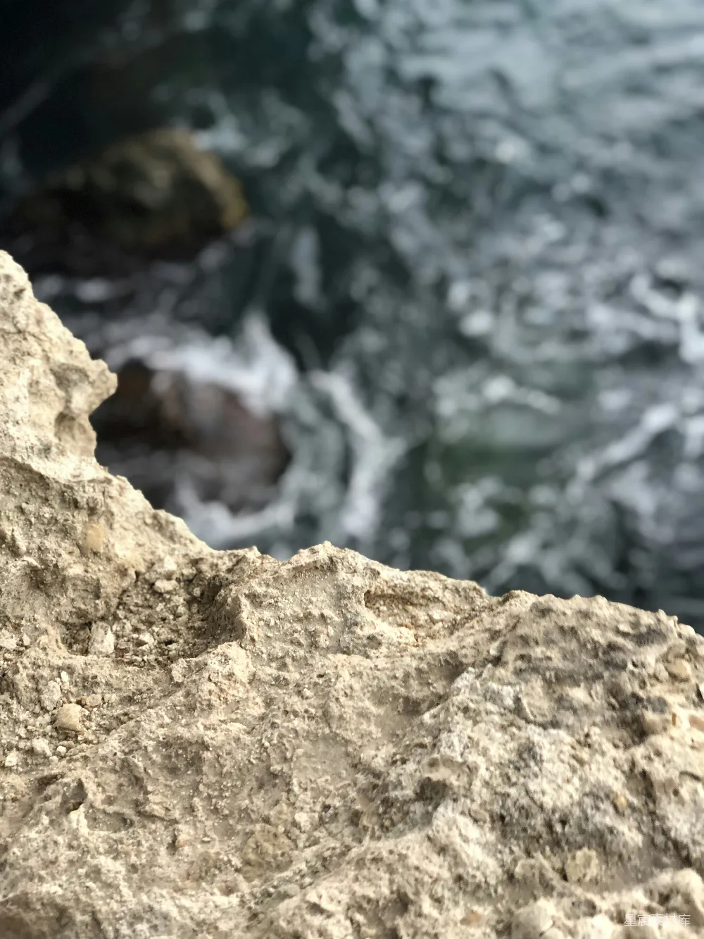 高清摄影 白天近水域的棕色岩石 Formation