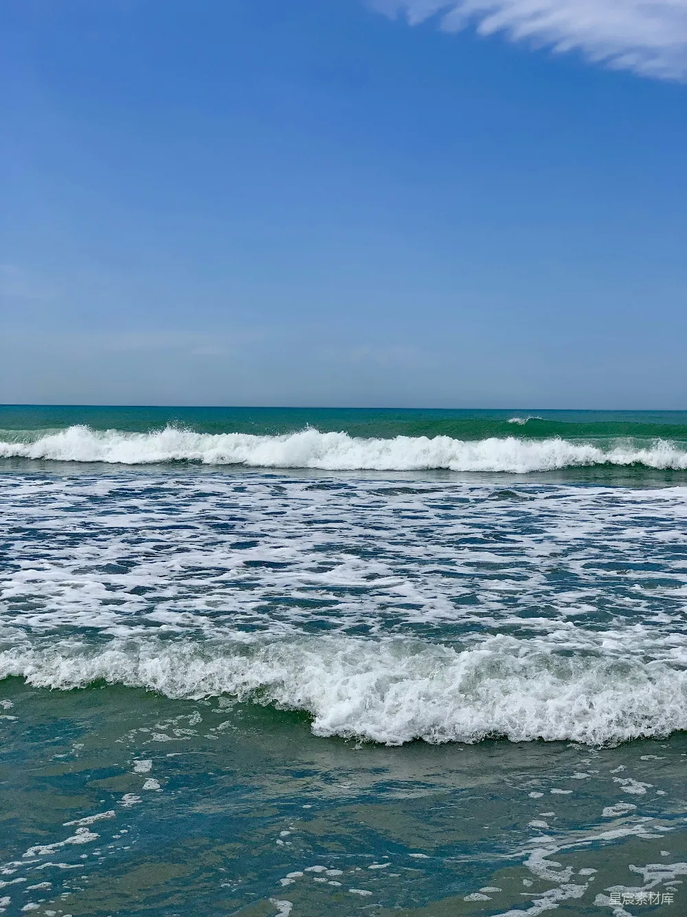 高清摄影 一波浪正在向海岸涌来