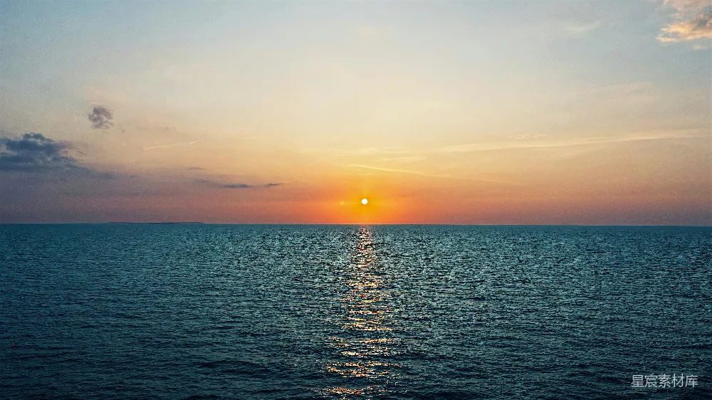 高清摄影 夕阳西下，广阔的大海之上。