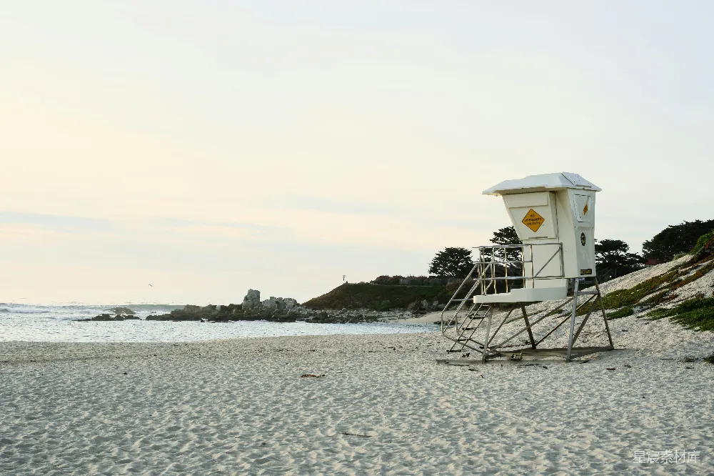 高清摄影 海滩旁海边的一座救生塔