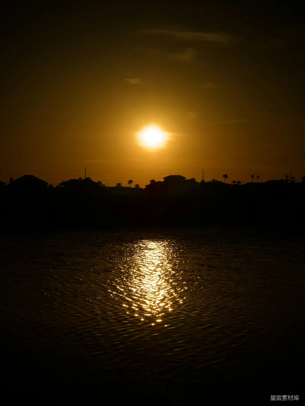 高清摄影 夕阳落下在一片水域之上