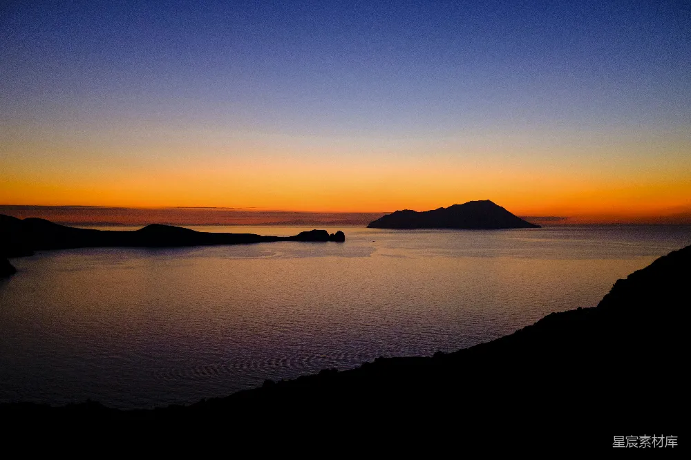高清摄影 水中的山峦