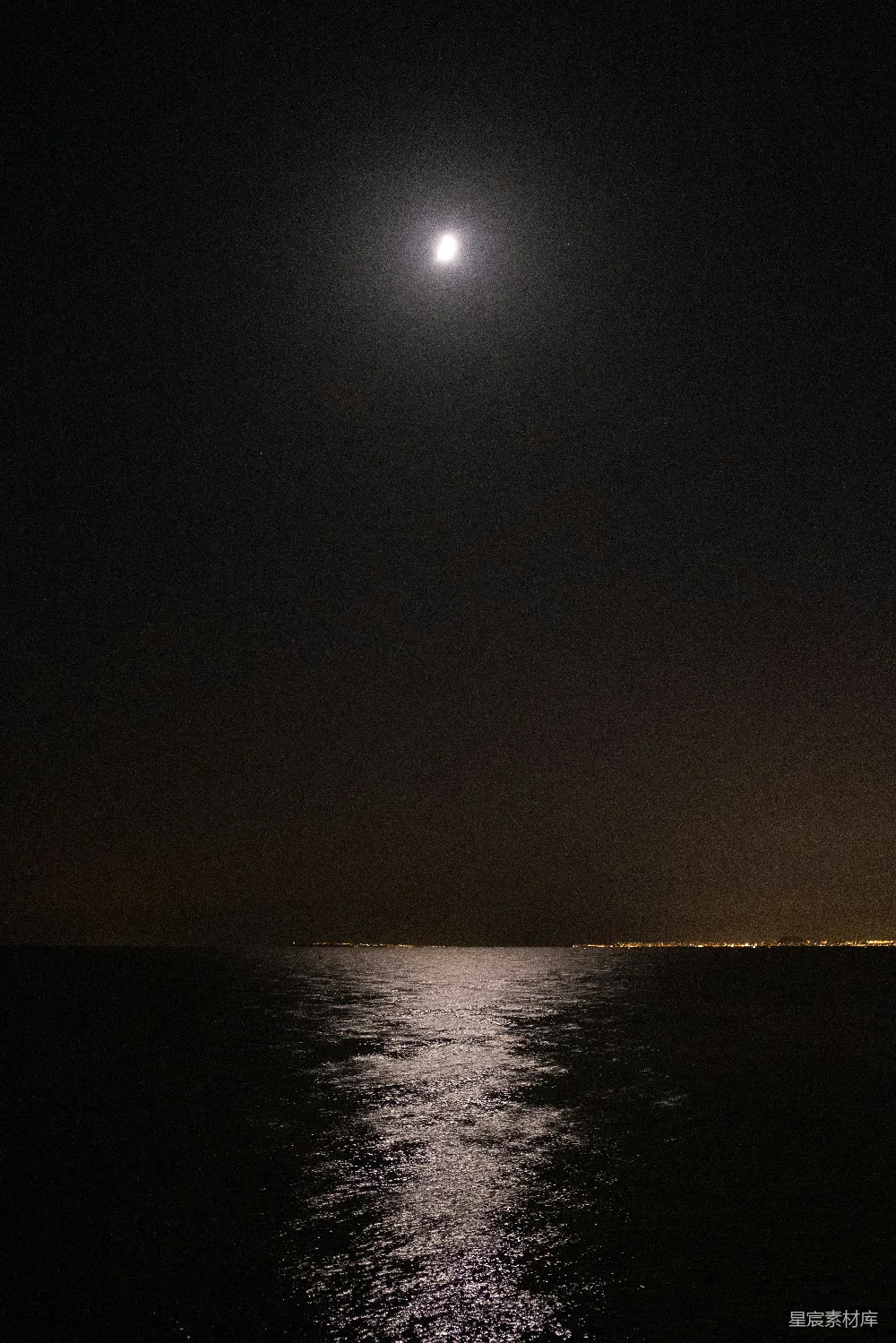 高清摄影 夜晚月亮圆润照亮着大海。