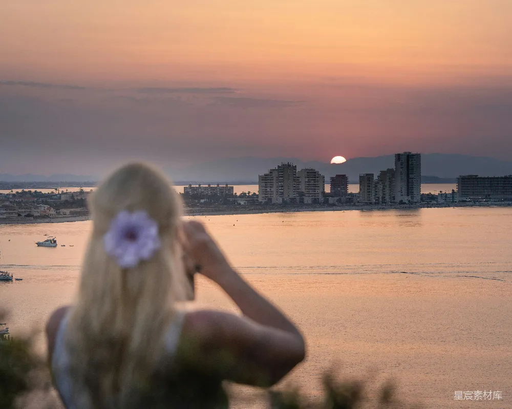 高清摄影 白色连衣裙的女人在海滩上站立，在夕阳下。
