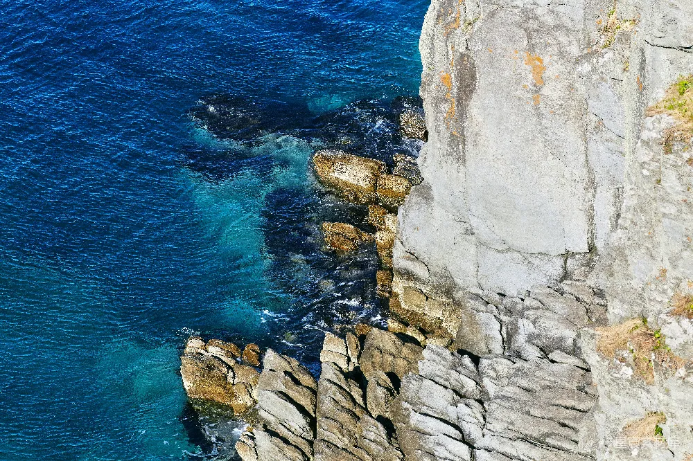 高清摄影 白天灰岩 Formation 靠近蓝色海洋旁边