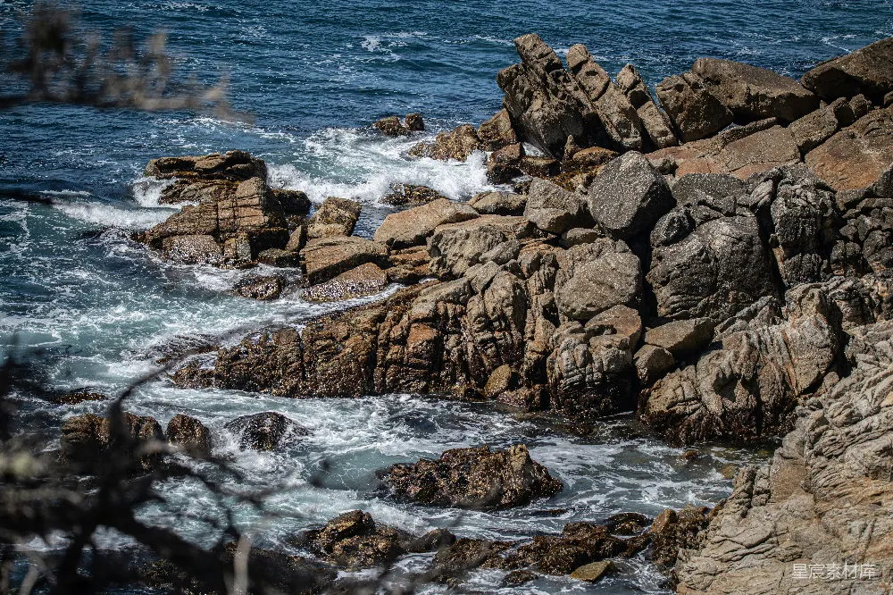 高清摄影  棕色的岩石海岸在白天有海浪涌动