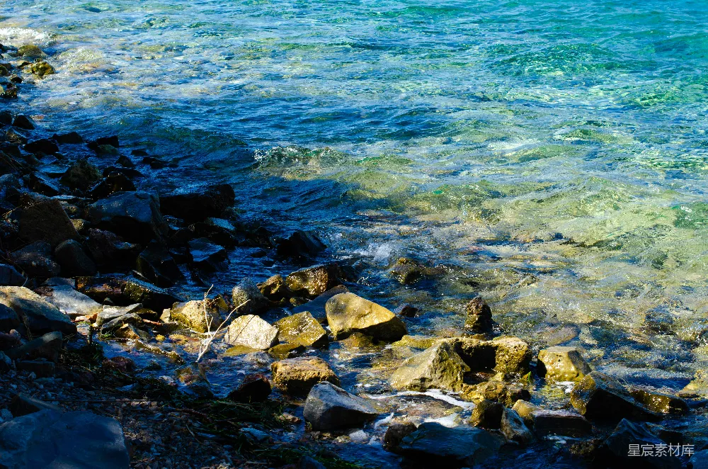 高清摄影 一条水体紧邻岩石海岸