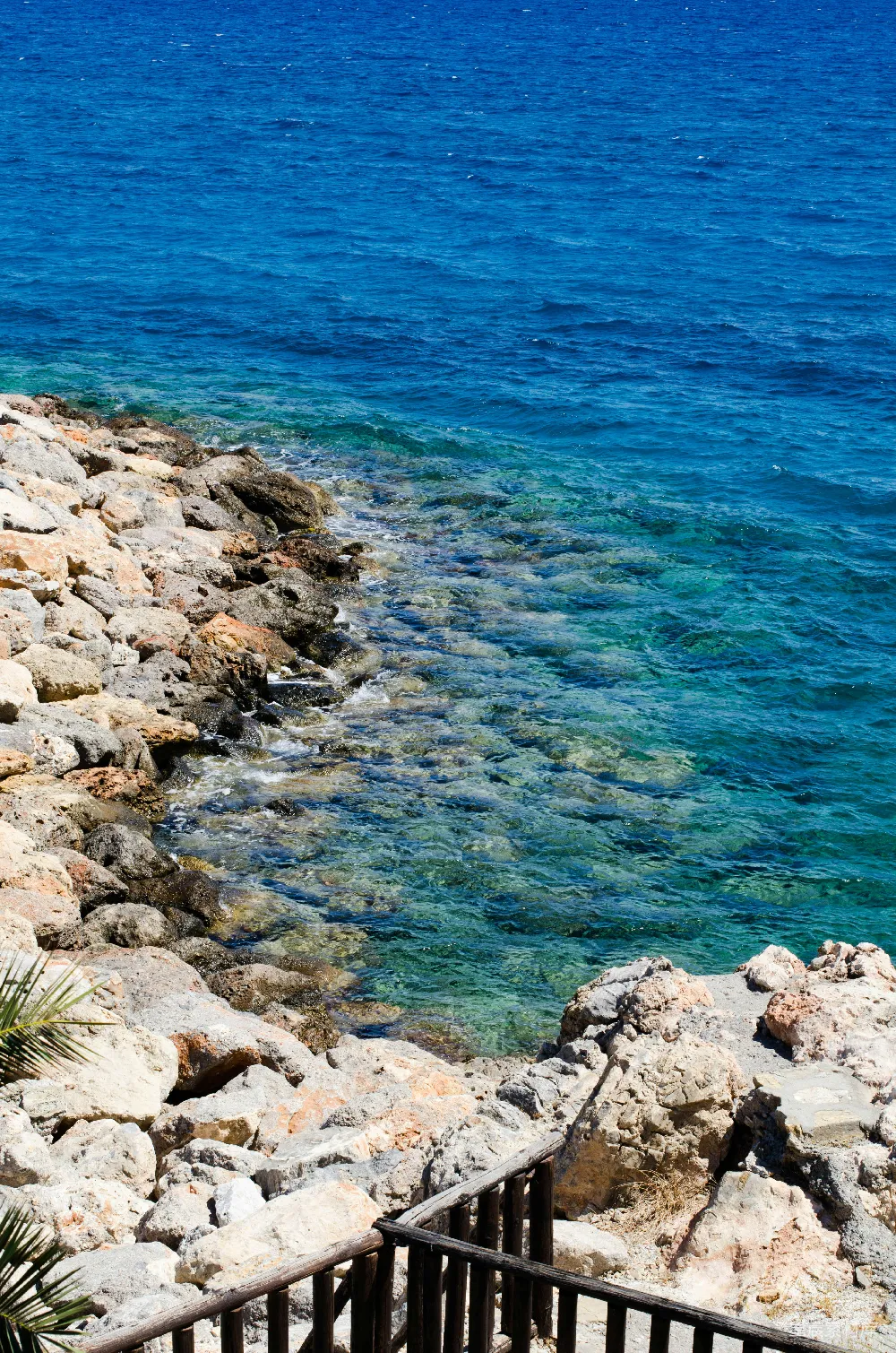 高清摄影 白天的灰色岩石海岸，蓝色海水