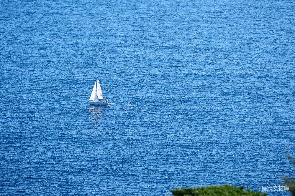 高清摄影 白天白帆船在蓝色海面上