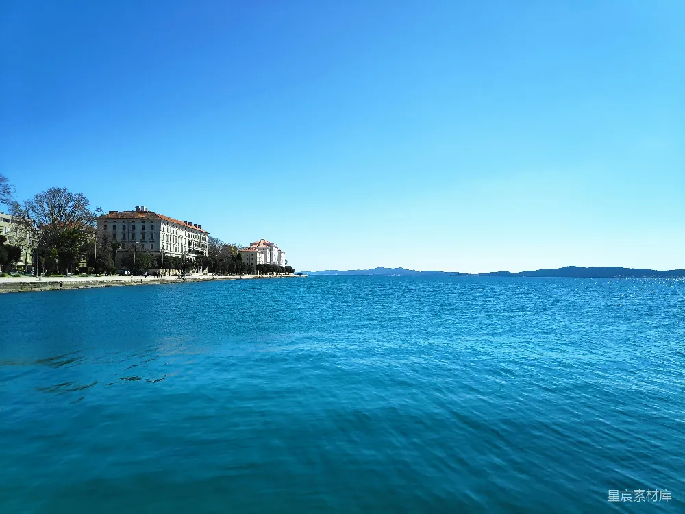 高清摄影  背景中有建筑的水域