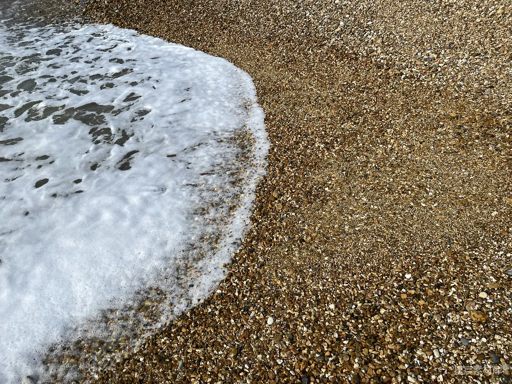 高清摄影 一片沙滩上波浪正朝岸边涌来
