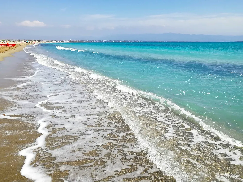 高清摄影 海浪在白天拍打海岸