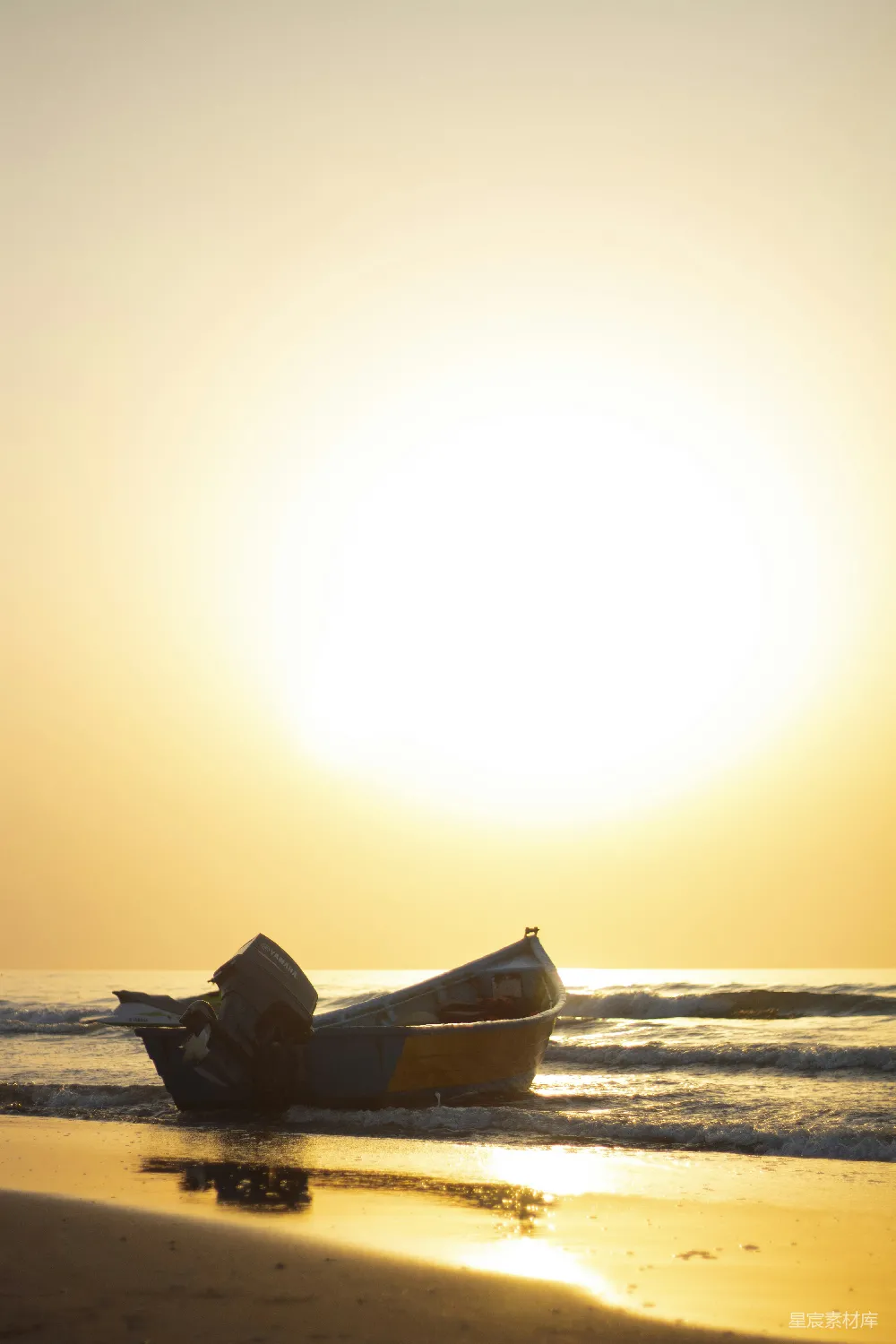 高清摄影 夕阳下的棕色小船海滩上