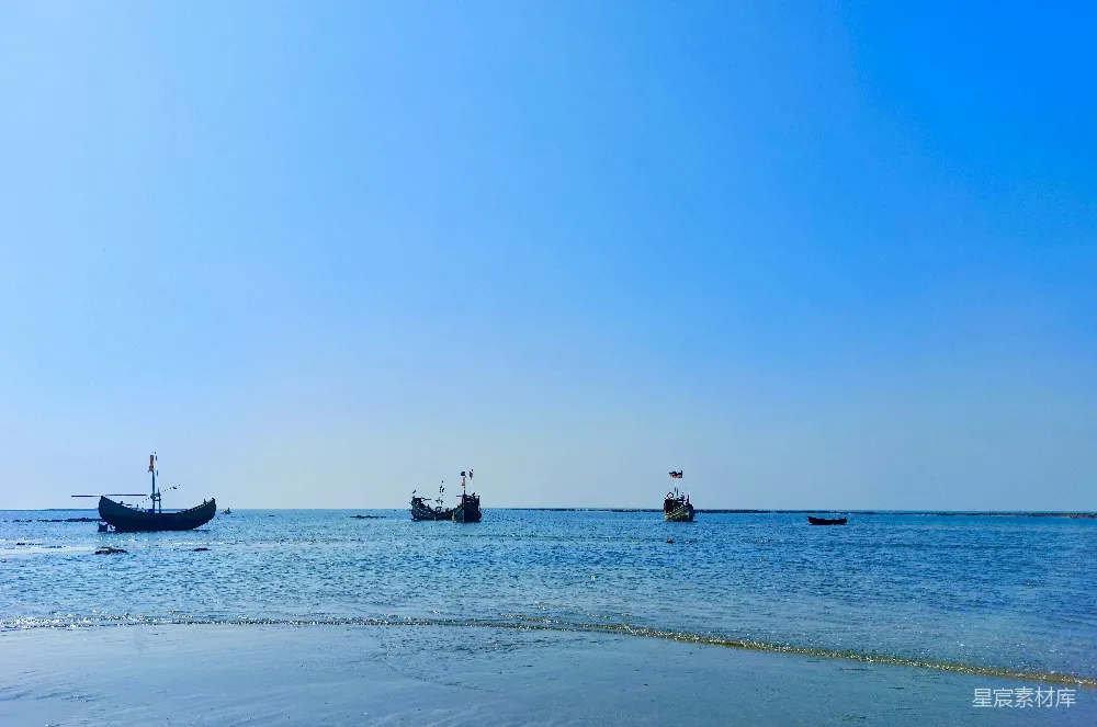 高清摄影  一群船只漂浮在水面上