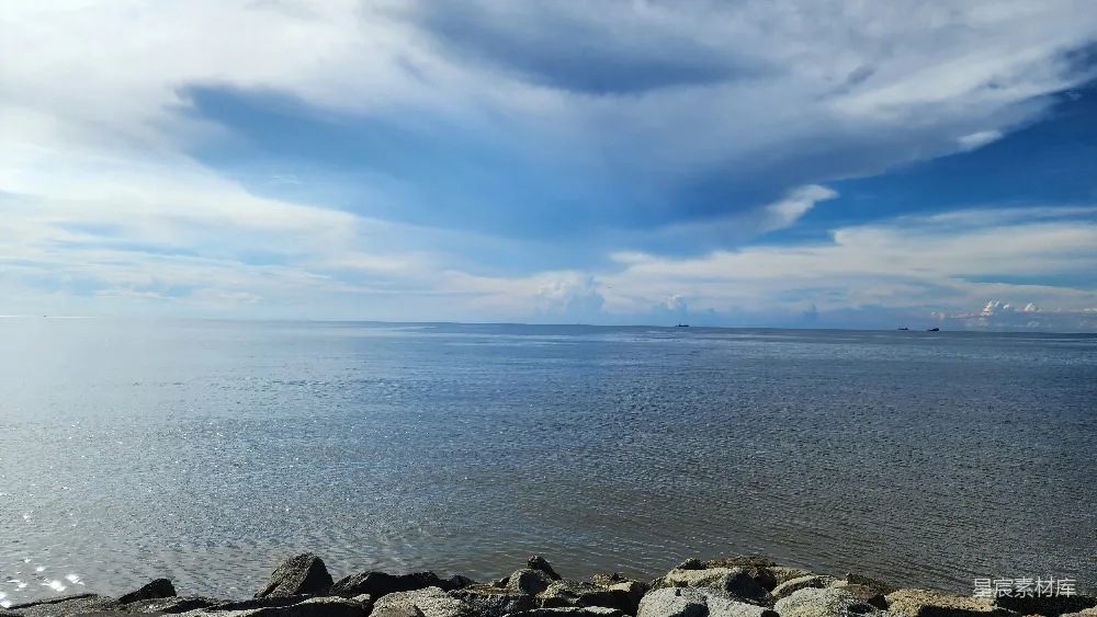 高清摄影 一大片水域紧邻着岩石海岸