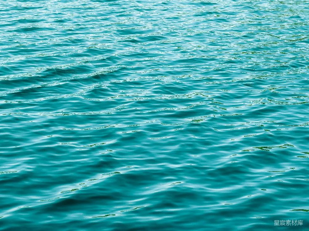 高清摄影 一艘船漂浮在一大片水面上