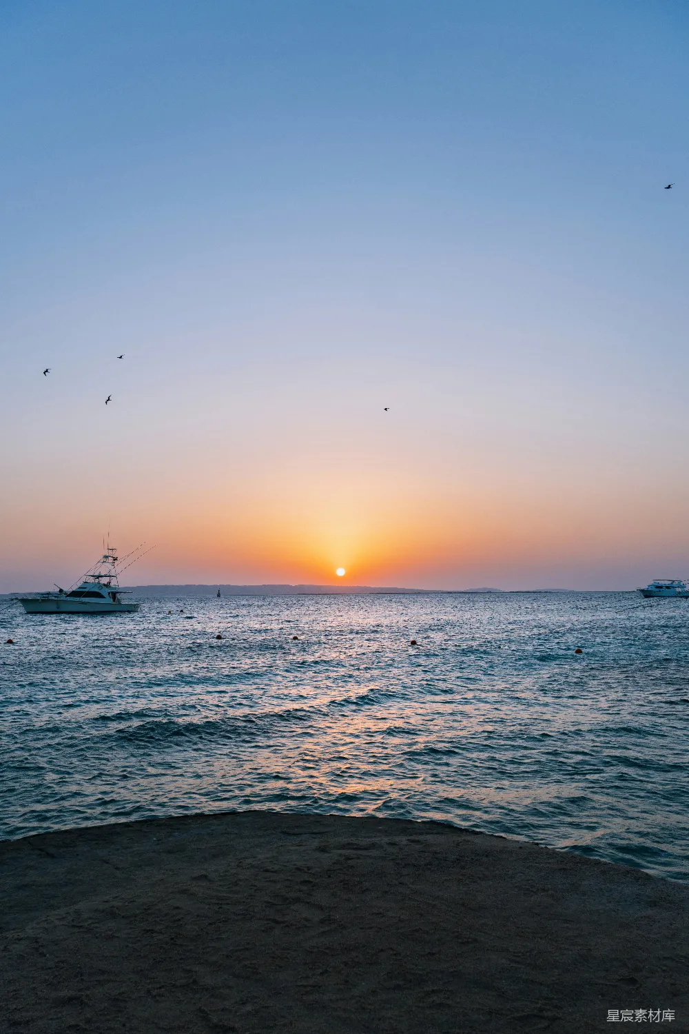 高清摄影 夕阳西下，海面上停着船只。