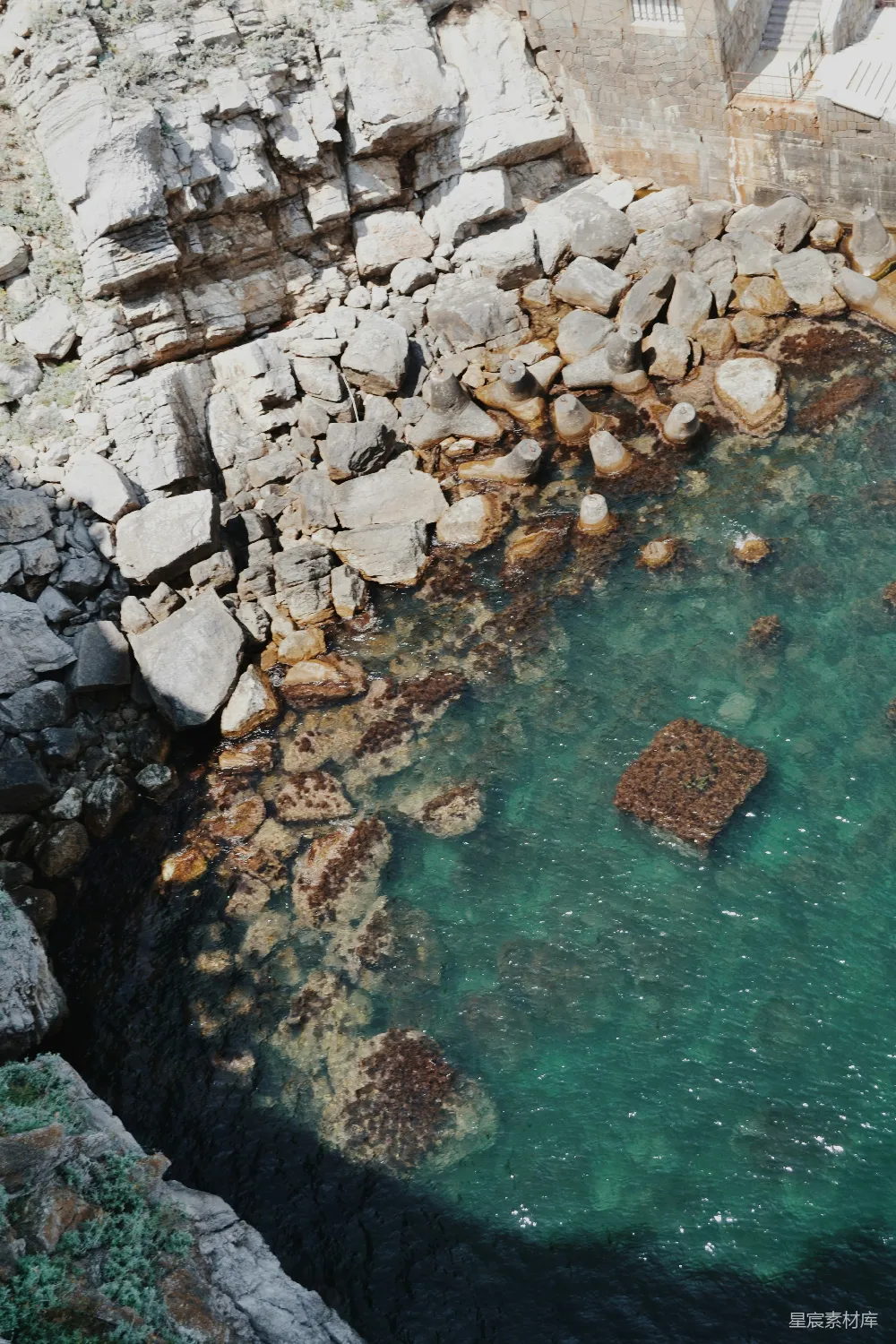 高清摄影 灰岩海岸带蓝色海水