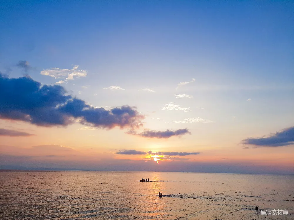 高清摄影 夕阳西下，海面上停着几艘船。