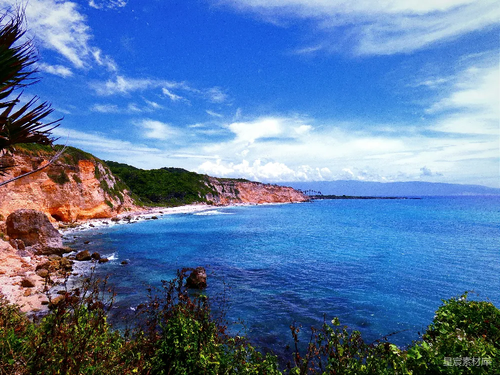 高清摄影 海岸峭壁在一片阴云的背景下拥抱着蔚蓝的大海。