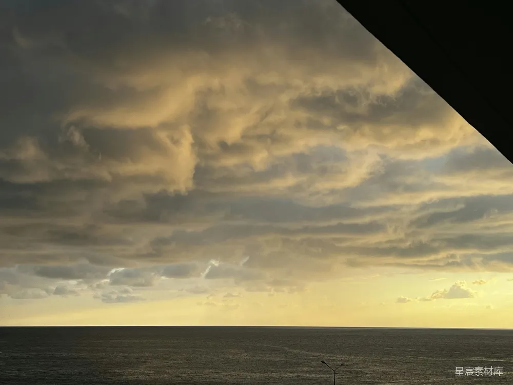 高清摄影  夕阳下的海洋，云彩有趣。