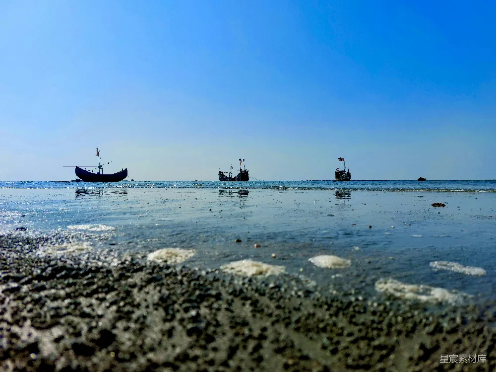 高清摄影 一群小船漂浮在水面上