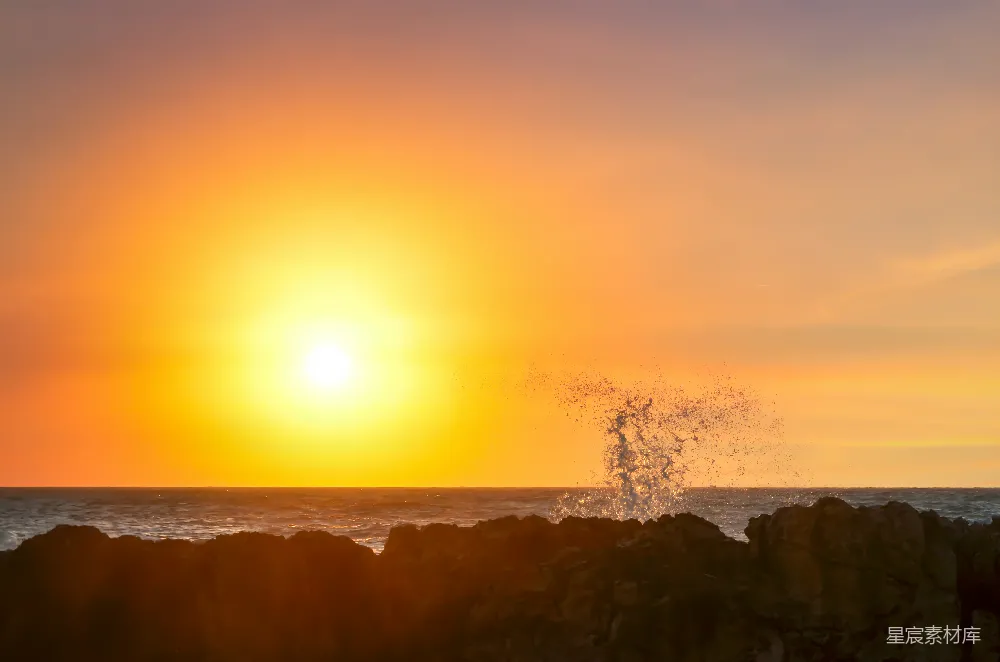 高清摄影 夕阳西下，海浪拍打着岩石。