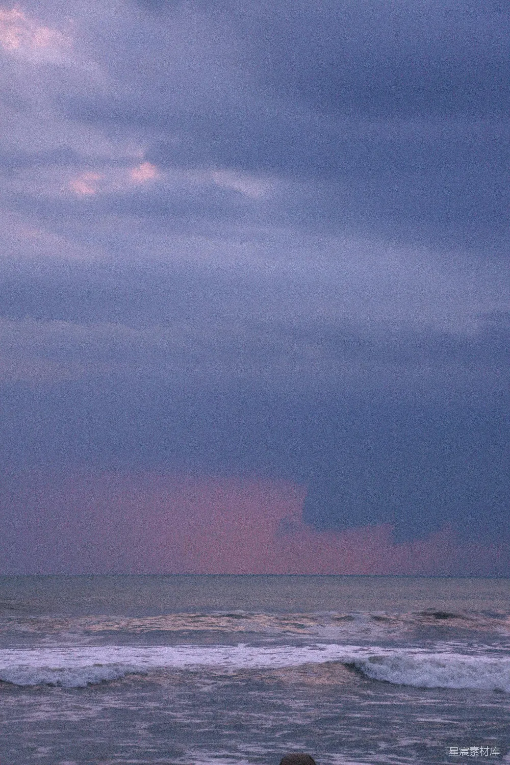 高清摄影 海滩上一个人拿着冲浪板行走