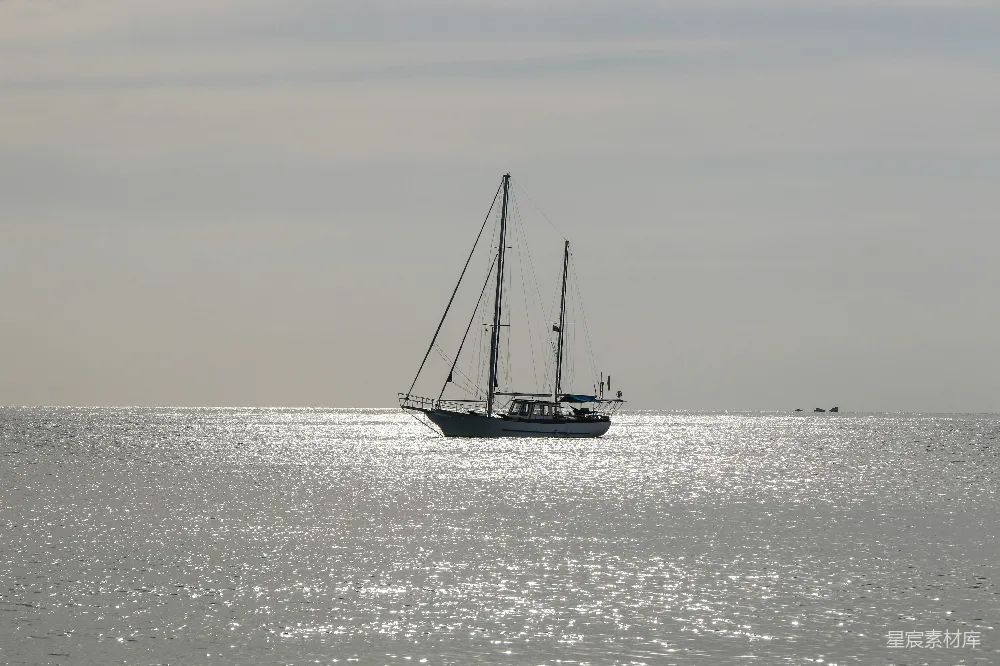 高清摄影 白天海上的白船和黑船