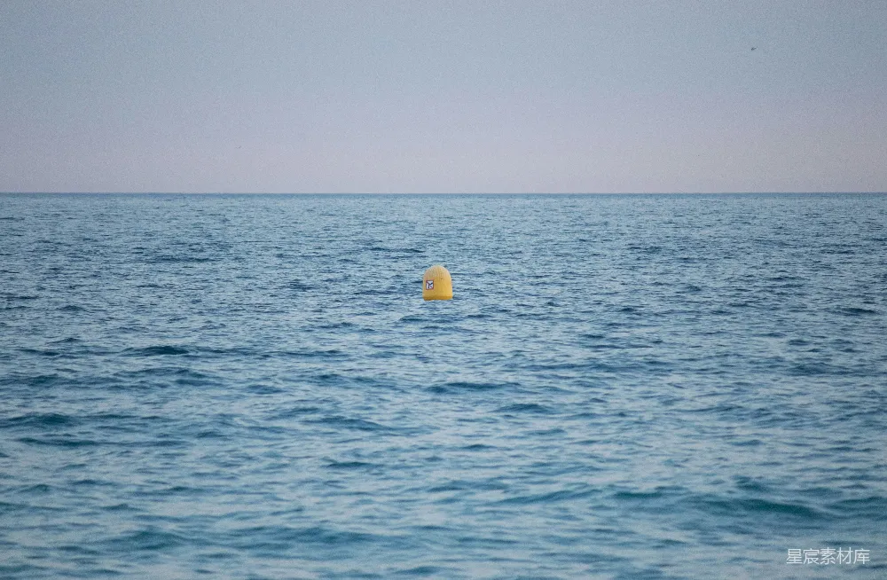 高清摄影 海洋中漂浮着一盏黄色的浮标