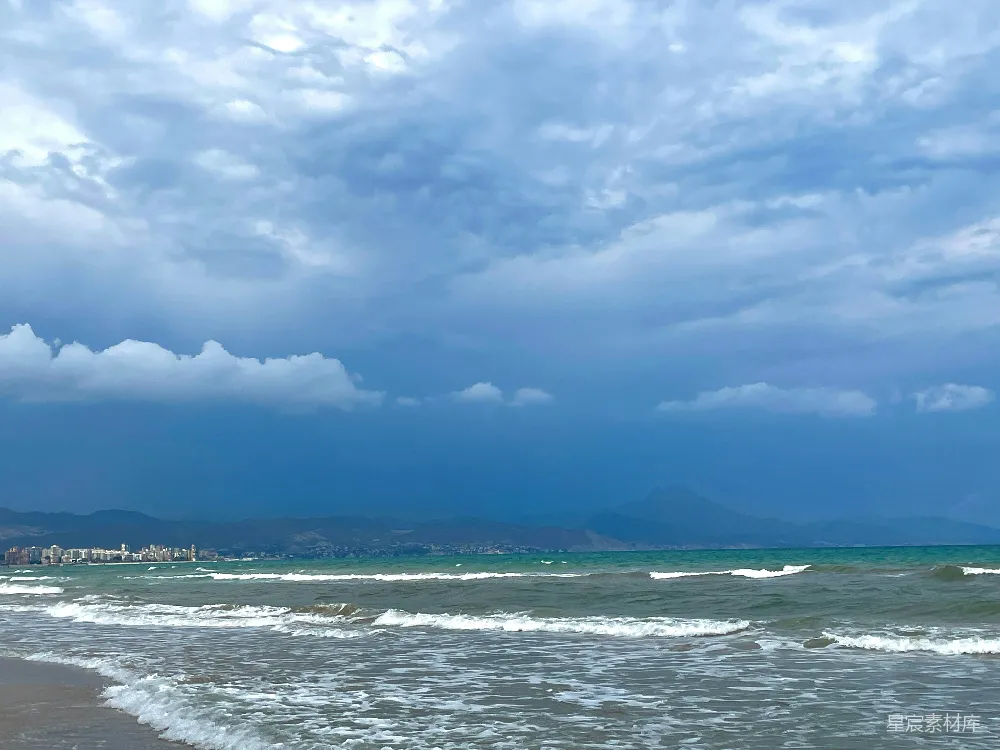 高清摄影 海滩上行走的人带着冲浪板
