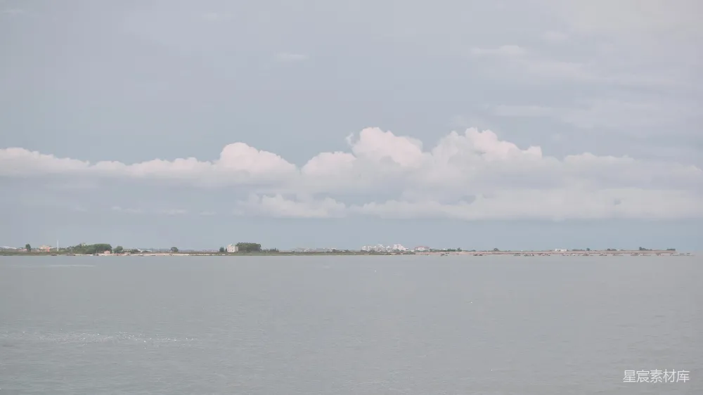 高清摄影 天空中平静的海与云悬浮着。