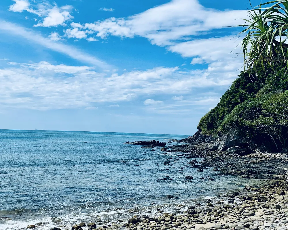 高清摄影 背景中有水的一块岩石海滩
